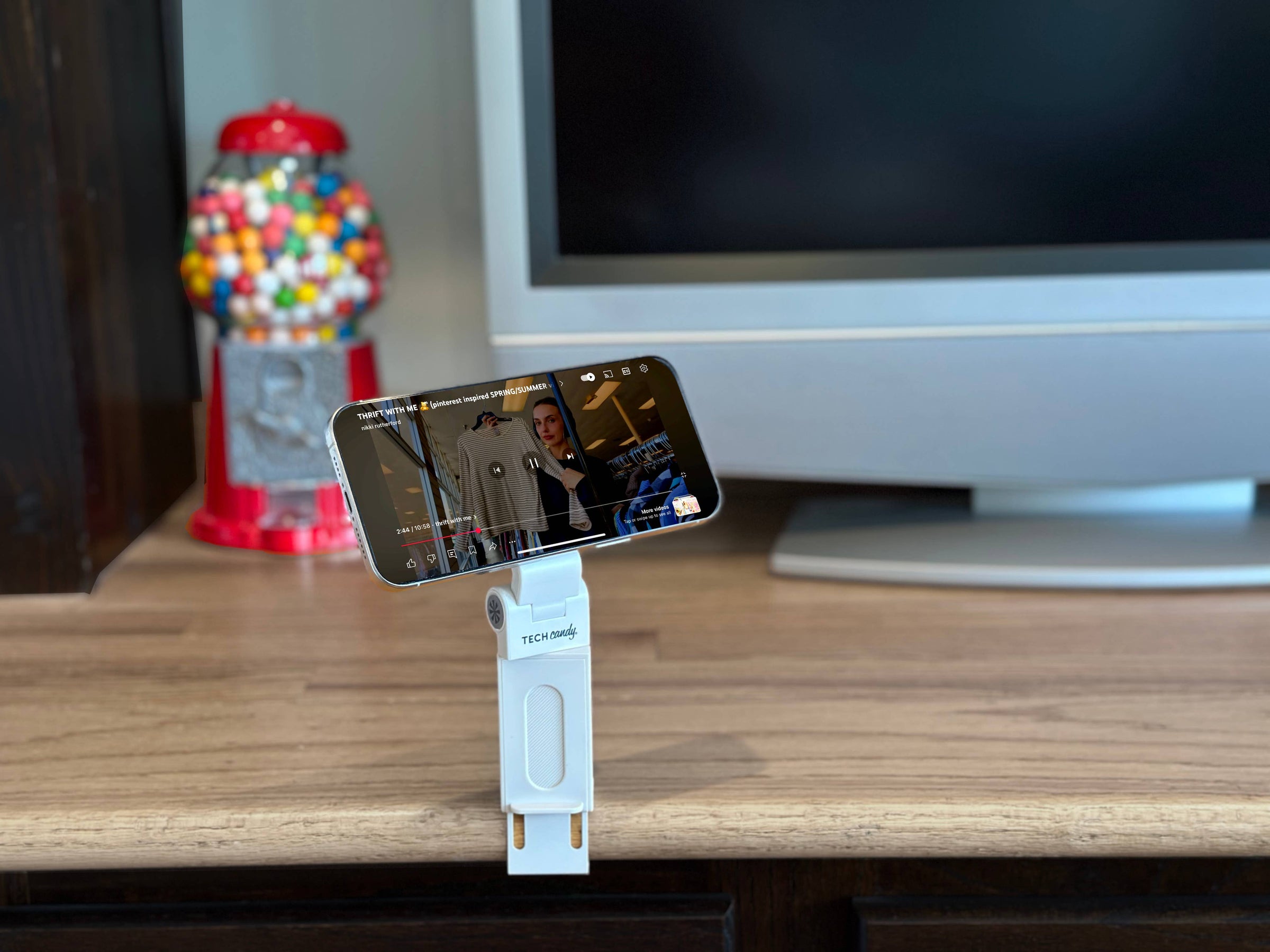 Hold It Right There : Magnetic Travel Phone Stand