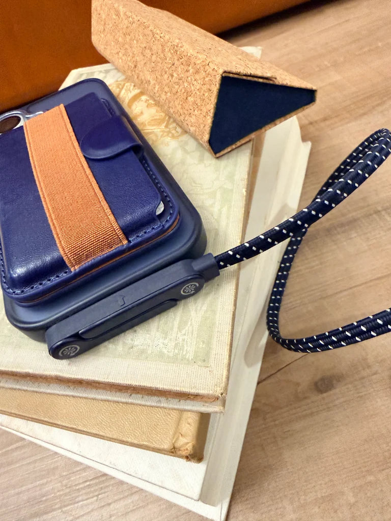 Standing Ovation Right-Angle USB-C Cable : Navy/White