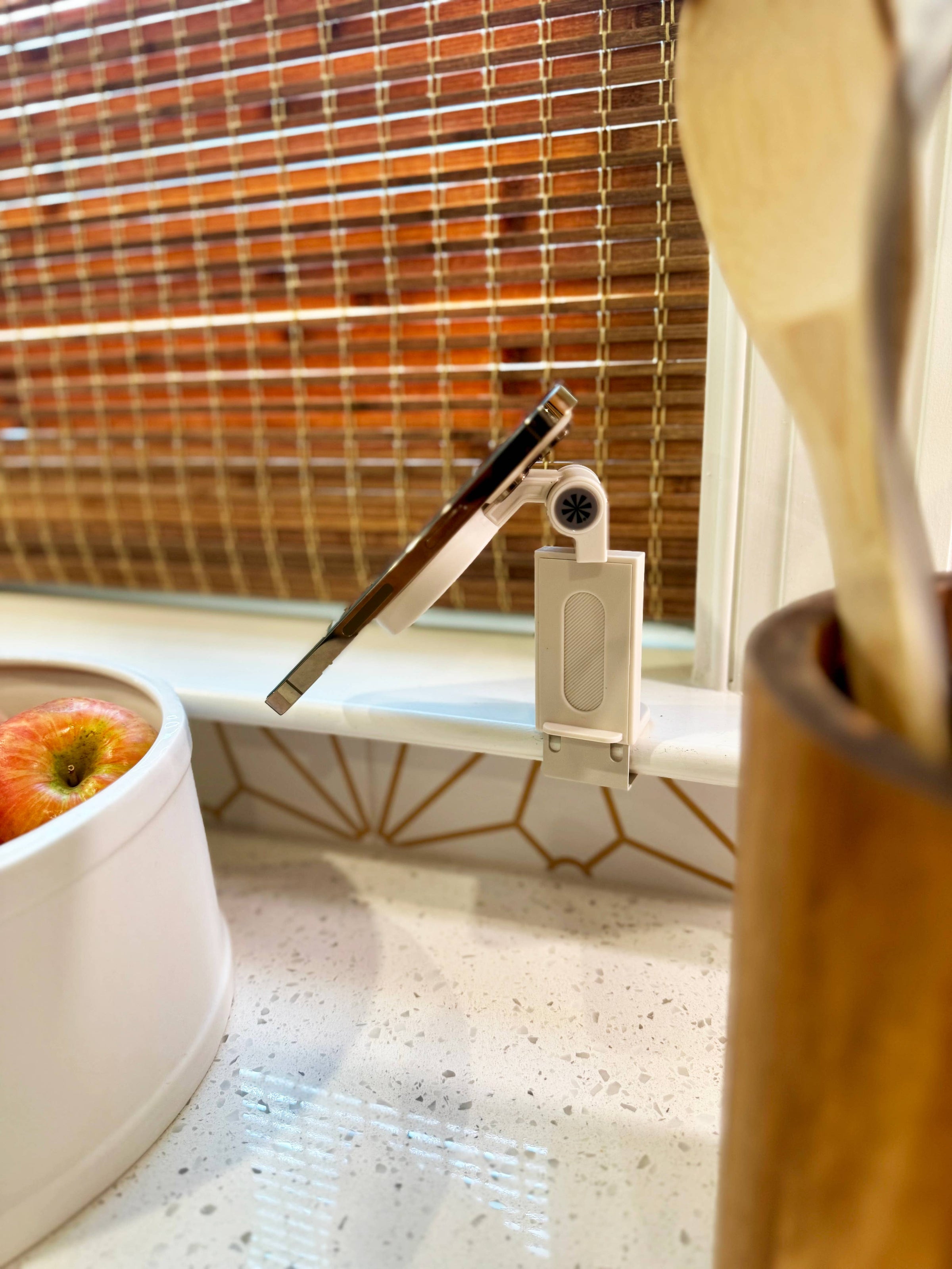 Hold It Right There : Magnetic Travel Phone Stand